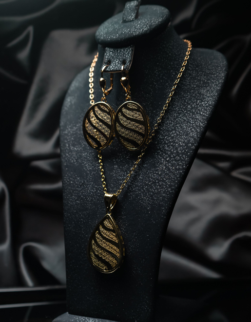 gold chain and earings